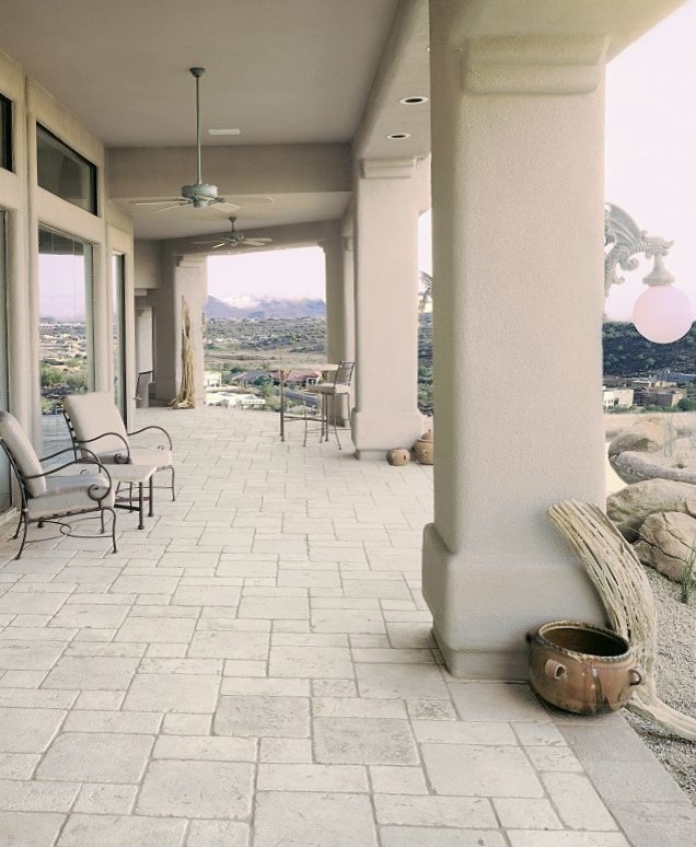 Foto di un grande patio o portico stile americano dietro casa con pavimentazioni in pietra naturale e un tetto a sbalzo