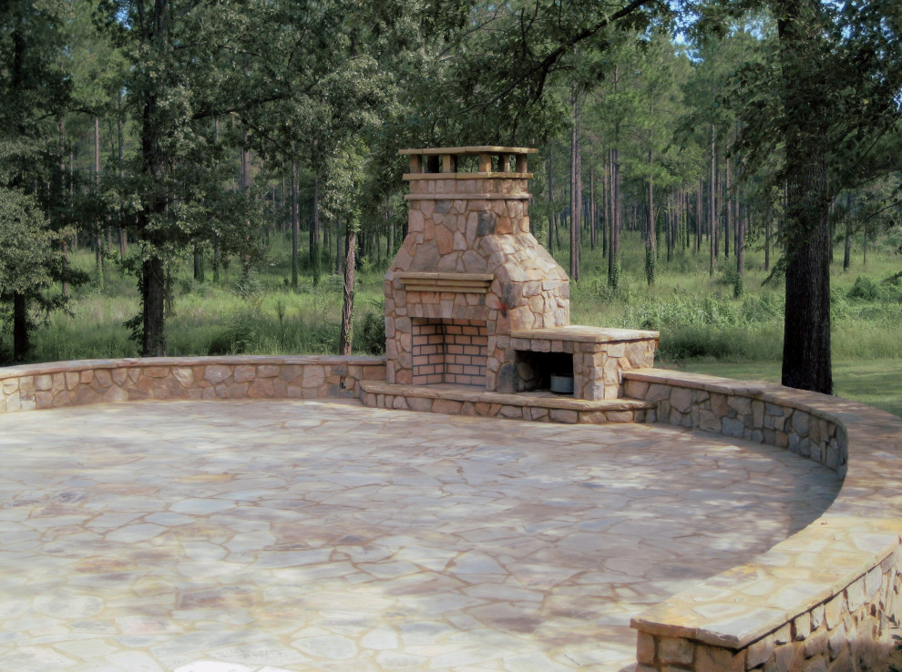 Modelo de patio rústico de tamaño medio sin cubierta en patio trasero con chimenea y adoquines de piedra natural