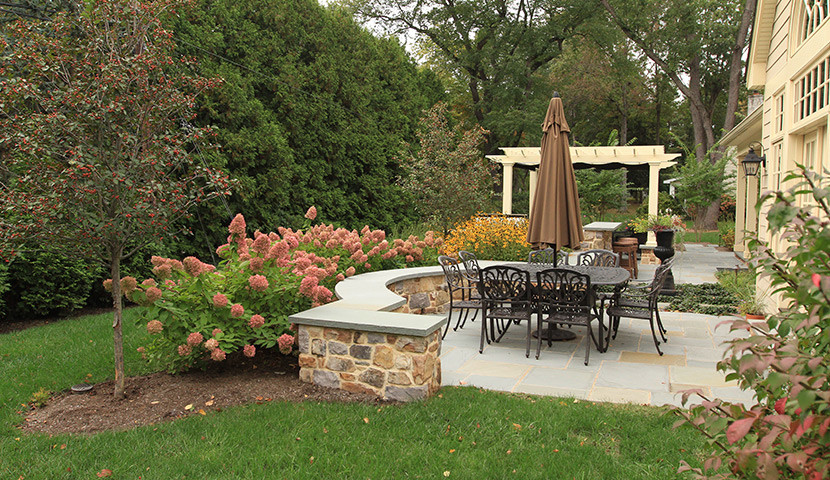 Imagen de patio de estilo americano de tamaño medio en patio con adoquines de hormigón y pérgola