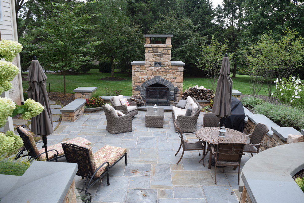 Imagen de patio de estilo americano grande sin cubierta en patio trasero con brasero y adoquines de hormigón