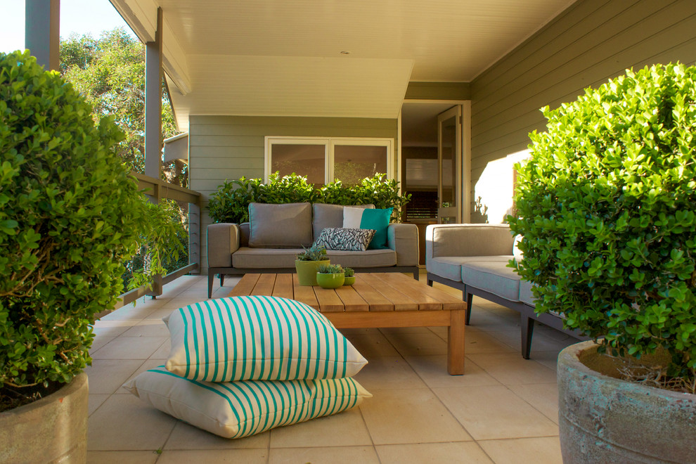Пример оригинального дизайна: двор на боковом дворе в стиле модернизм с летней кухней, покрытием из каменной брусчатки и навесом