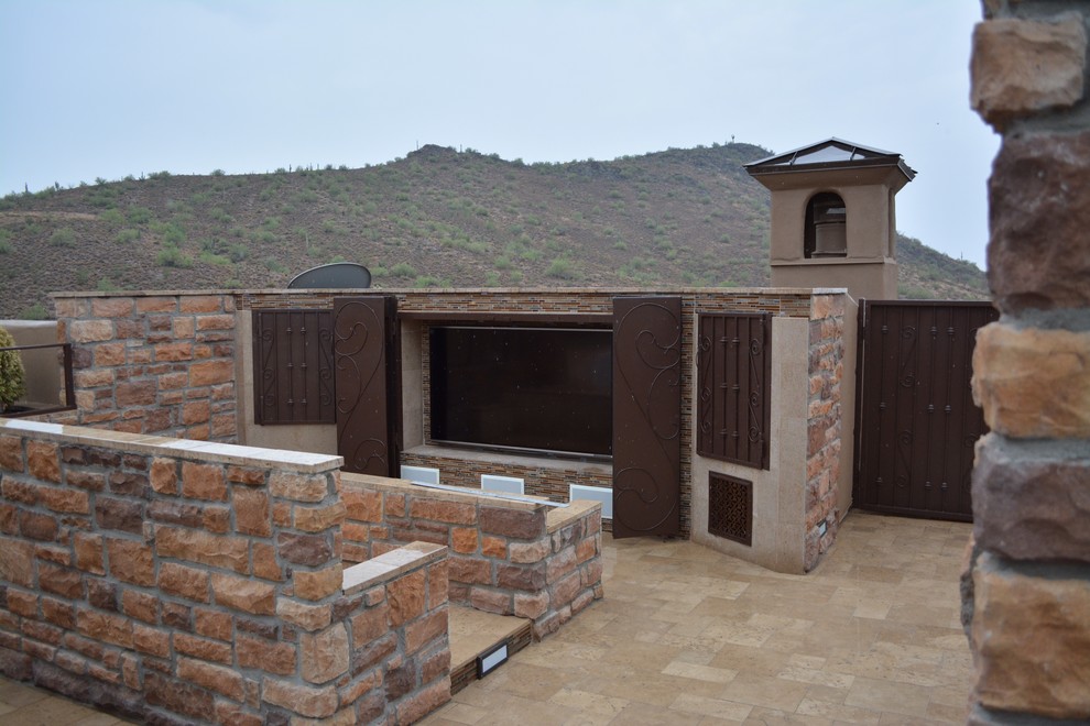 Foto di un patio o portico tradizionale dietro casa e di medie dimensioni con piastrelle e nessuna copertura