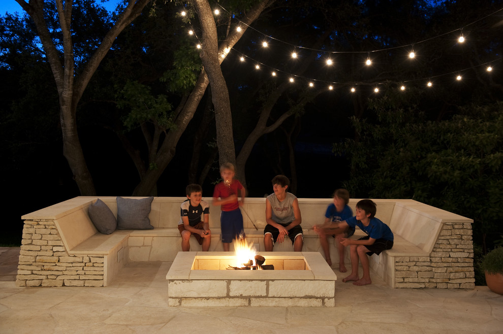 Aménagement d'une terrasse contemporaine avec un foyer extérieur.