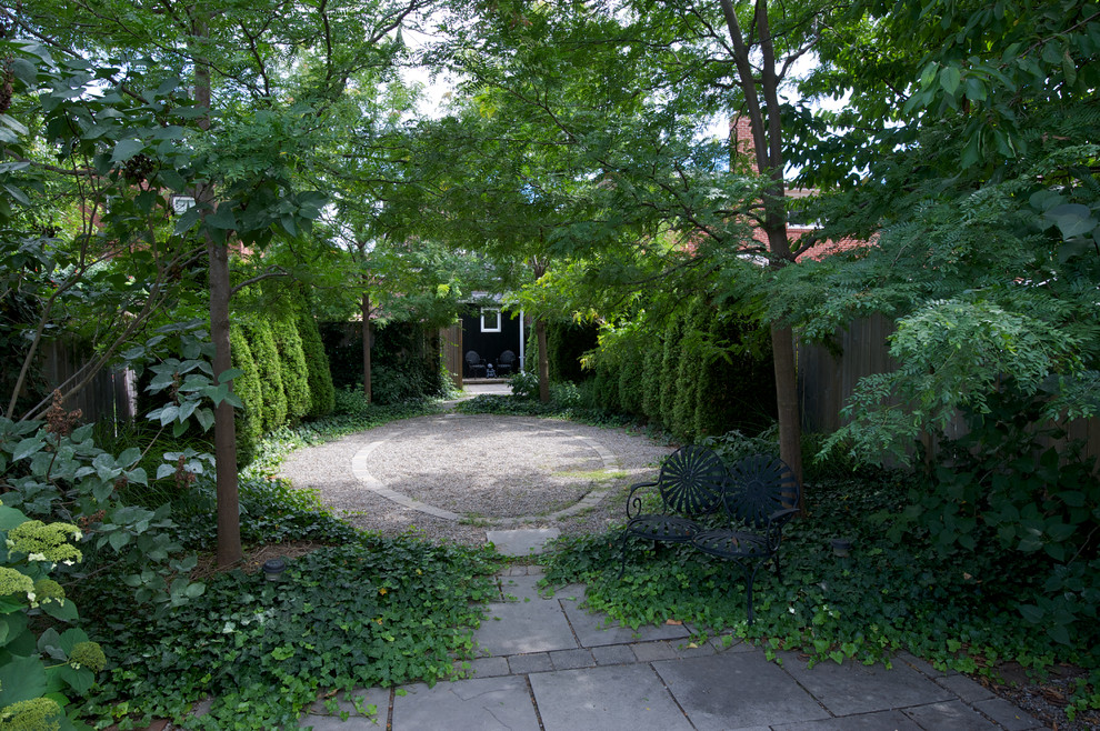 Esempio di un patio o portico dietro casa con pavimentazioni in pietra naturale