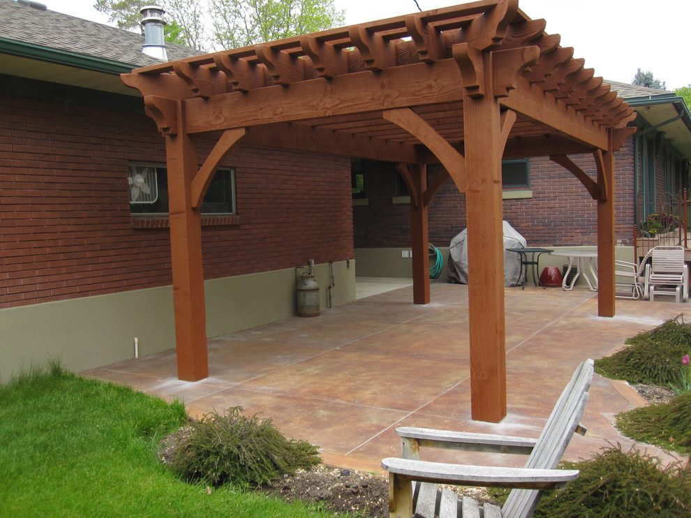 Immagine di un patio o portico american style con una pergola