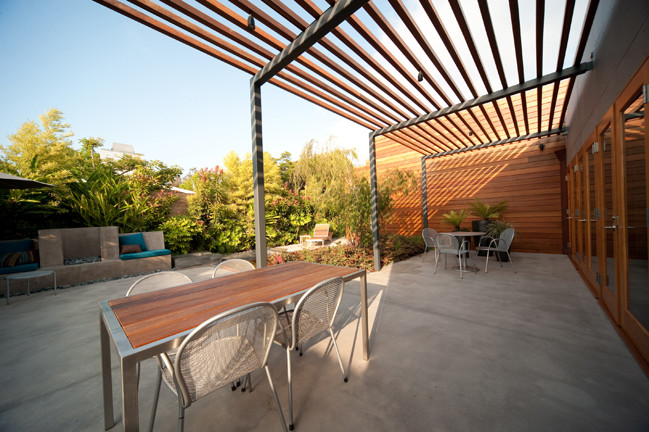 Overhead wood and steel trellis create filtered shade. - Modern - Patio -  Orange County - by Wiley Architects | Houzz