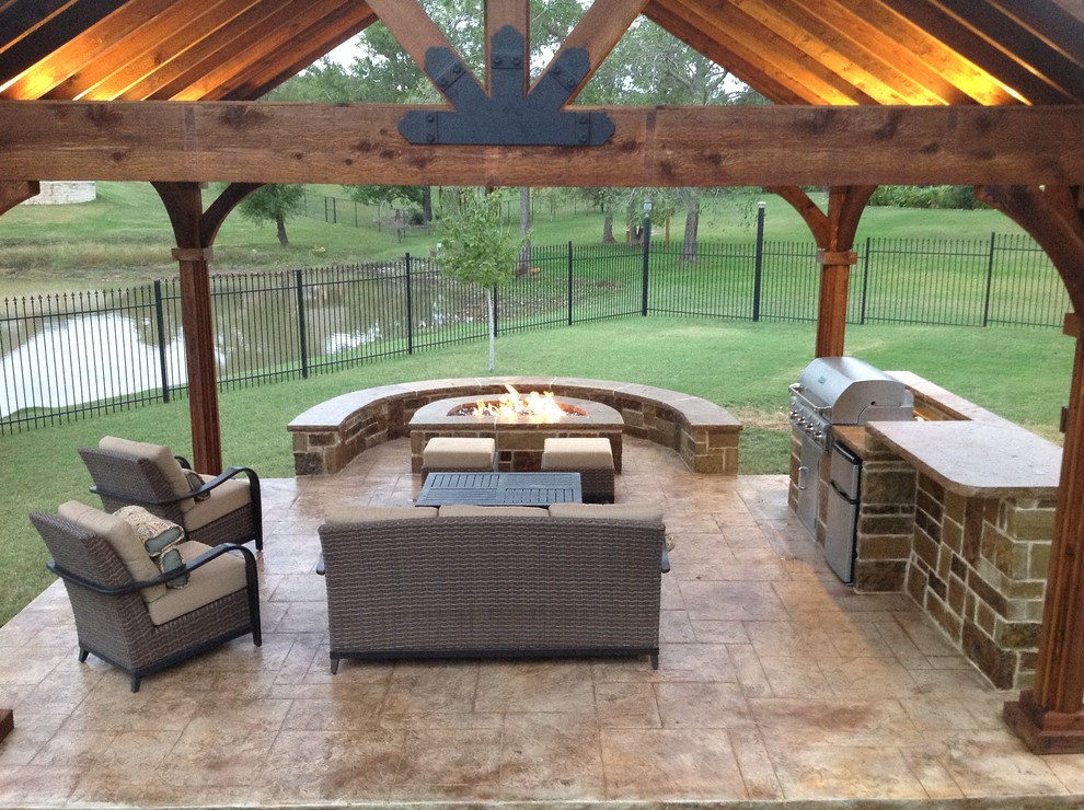 Ejemplo de patio de estilo americano de tamaño medio en patio trasero con cocina exterior, suelo de hormigón estampado y cenador