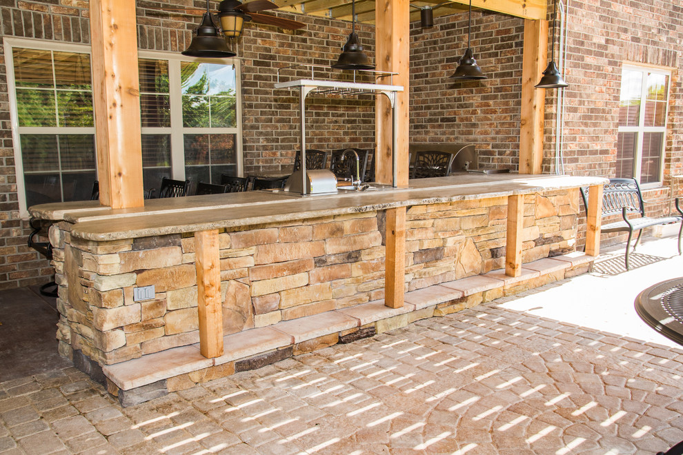 Mittelgroße Urige Pergola hinter dem Haus mit Outdoor-Küche und Betonplatten in Kansas City