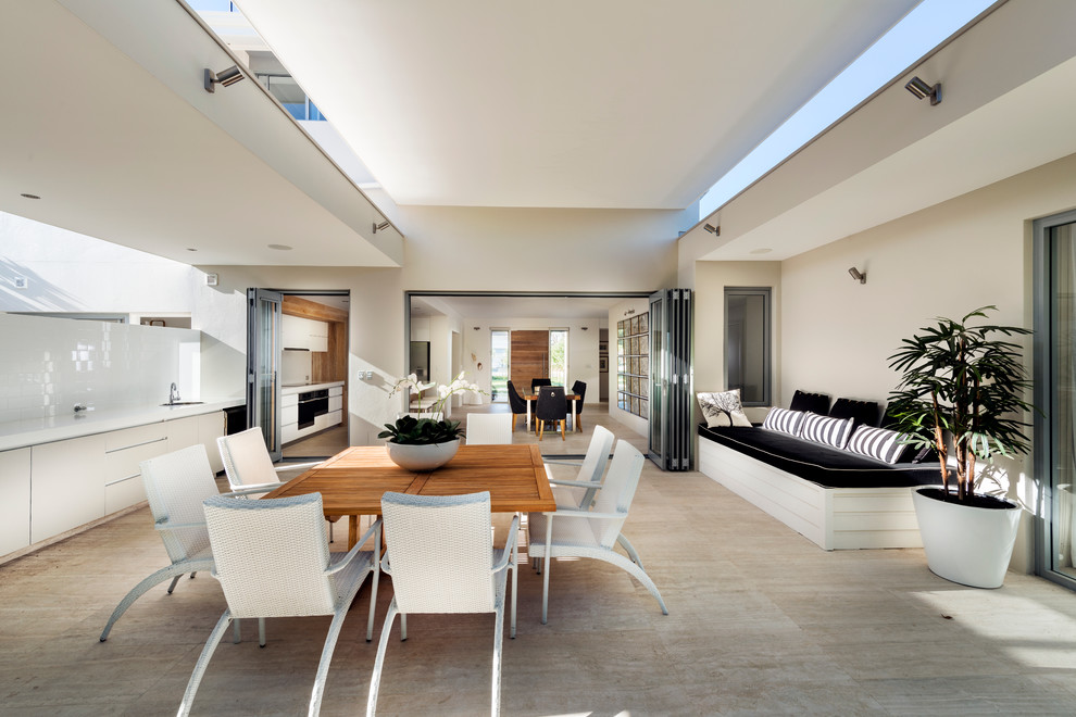 Inspiration pour une terrasse arrière design de taille moyenne avec une cuisine d'été et une extension de toiture.