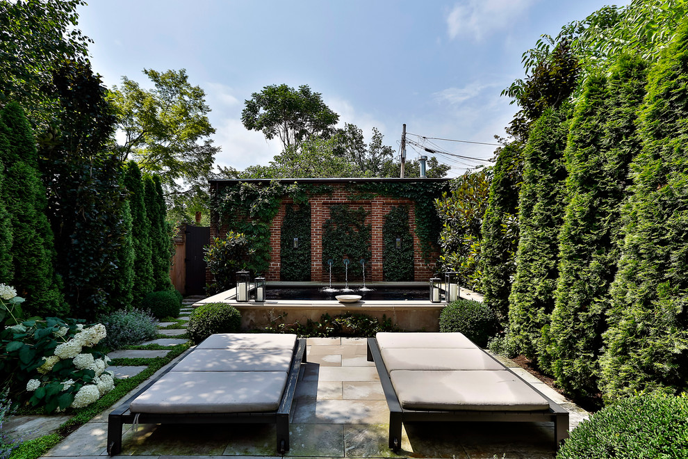 Diseño de patio clásico de tamaño medio sin cubierta con fuente