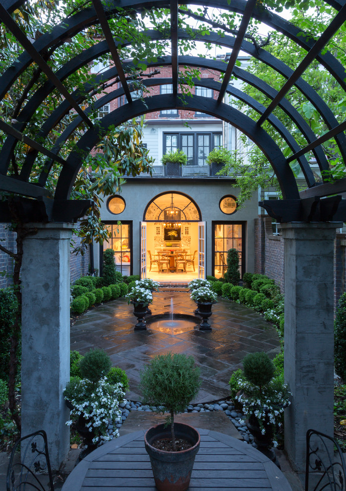 ワシントンD.C.にあるトラディショナルスタイルのおしゃれな中庭のテラス (パーゴラ) の写真