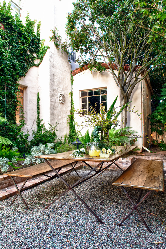 Стильный дизайн: двор в средиземноморском стиле с покрытием из гравия без защиты от солнца - последний тренд