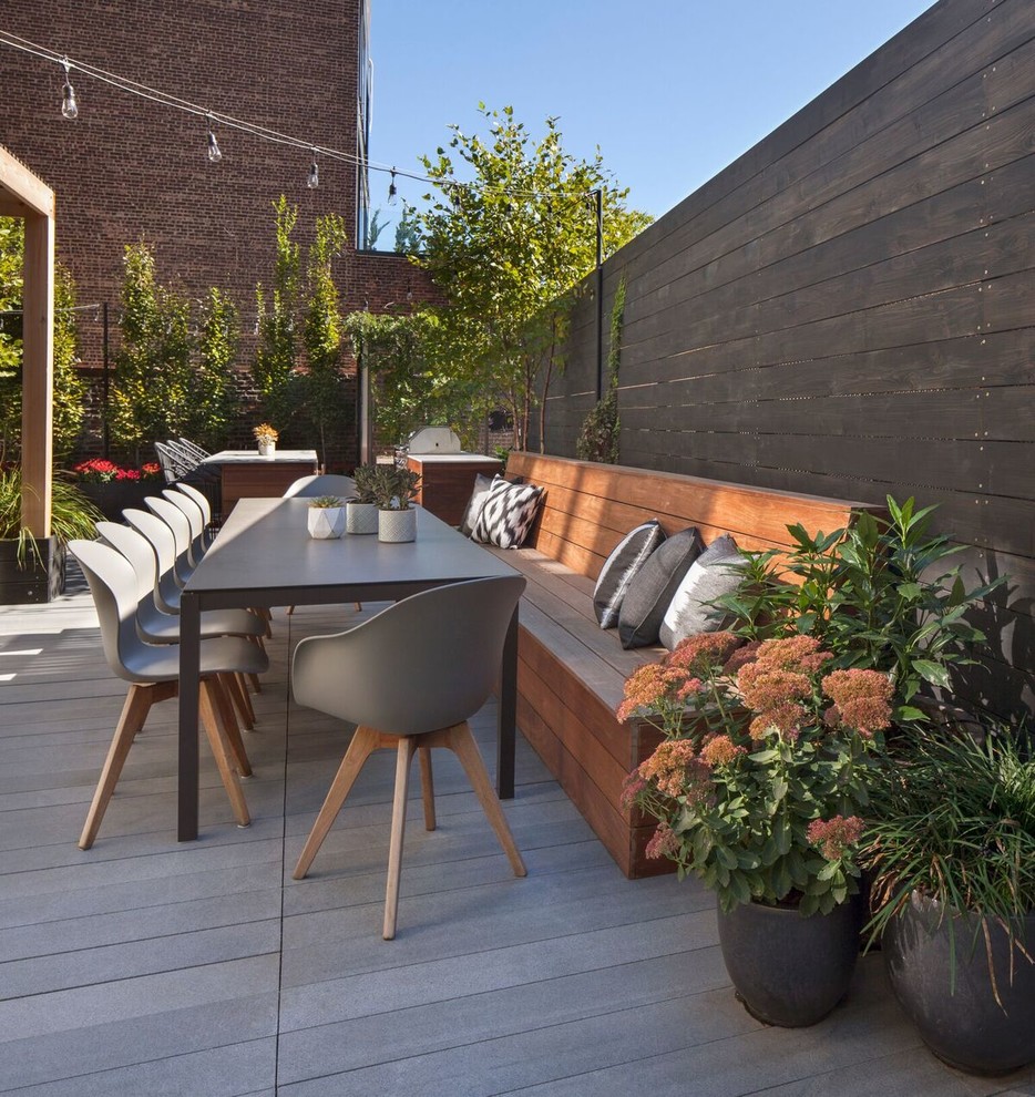 Großer Moderner Patio hinter dem Haus mit Outdoor-Küche, Dielen und Gazebo in New York