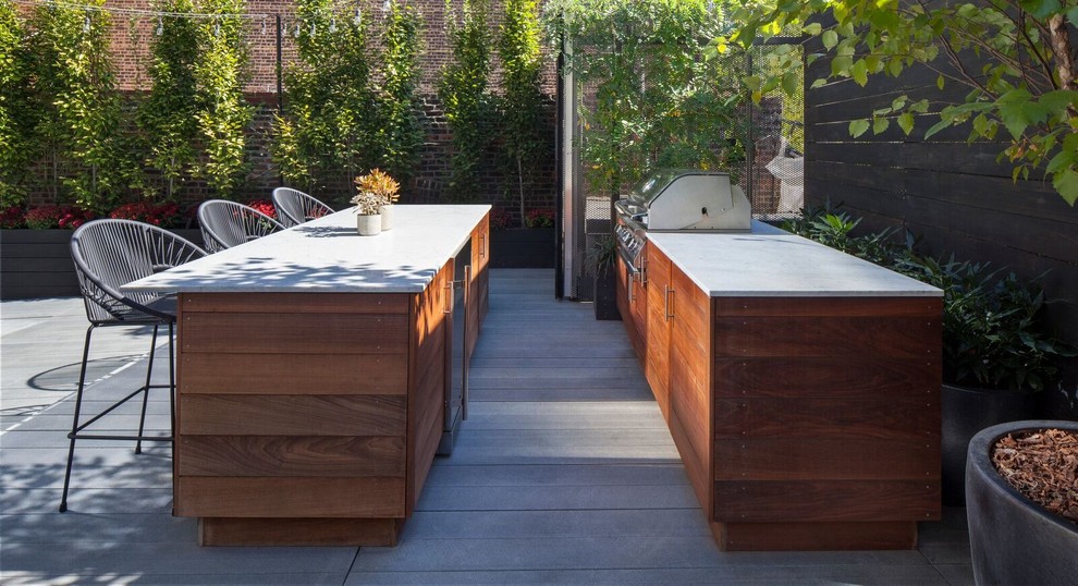 Cette image montre une terrasse arrière design avec une cuisine d'été et un gazebo ou pavillon.
