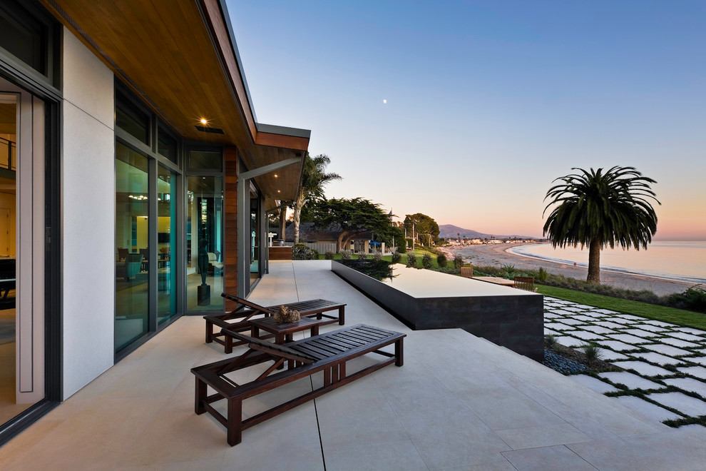 Moderner Patio mit Wasserspiel in Santa Barbara