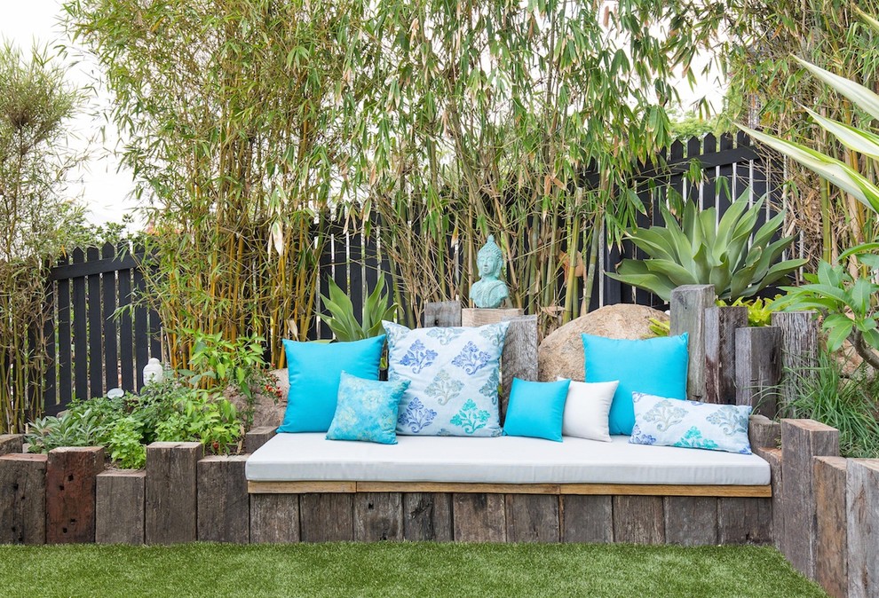 Example of an eclectic backyard patio design in Brisbane