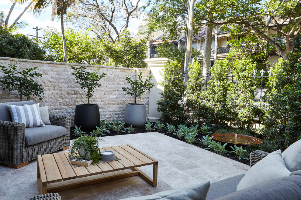 Пример оригинального дизайна: маленький двор на внутреннем дворе в современном стиле с покрытием из каменной брусчатки для на участке и в саду