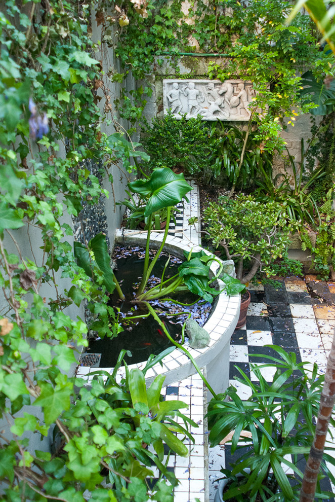 Стильный дизайн: маленький двор на внутреннем дворе в викторианском стиле с покрытием из плитки и козырьком для на участке и в саду - последний тренд