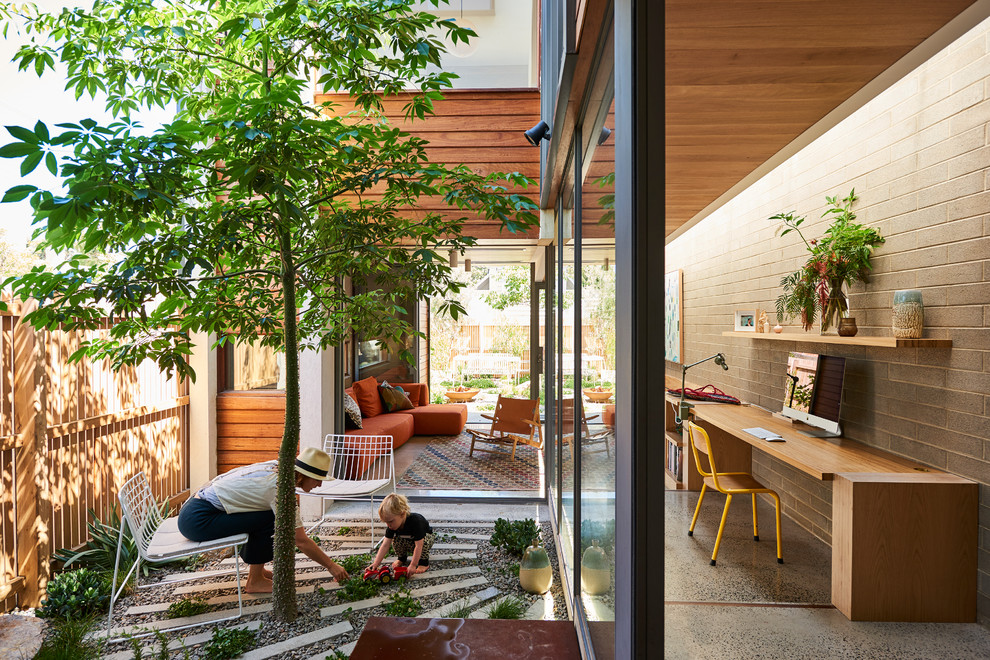 Idee per un piccolo patio o portico minimal in cortile con pavimentazioni in cemento e nessuna copertura