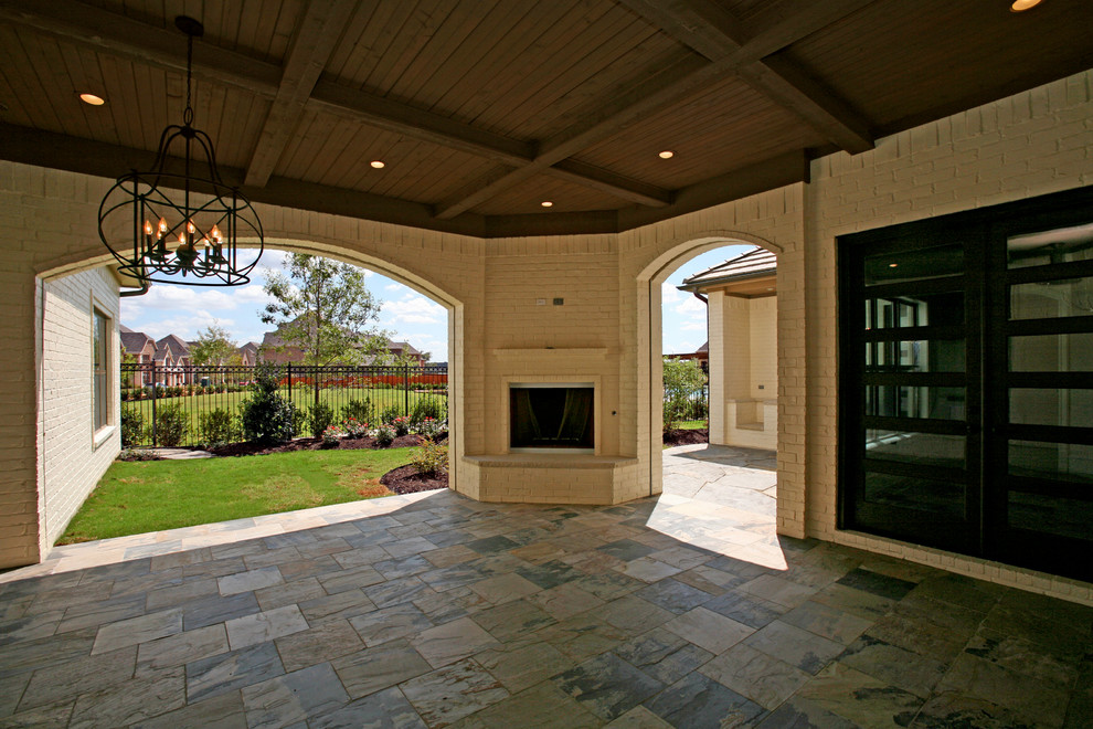 Foto di un patio o portico chic di medie dimensioni e dietro casa con un tetto a sbalzo