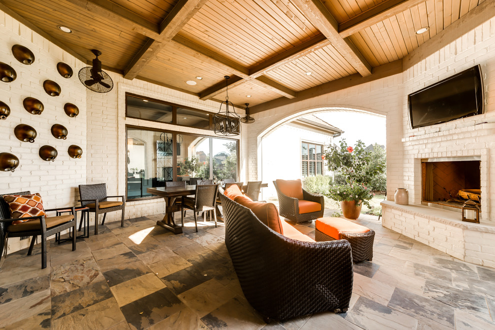 Idée de décoration pour une terrasse arrière tradition de taille moyenne avec une cuisine d'été et une extension de toiture.
