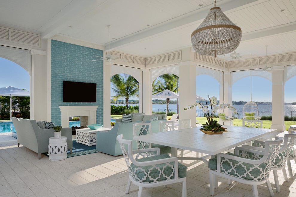 Идея дизайна: большой двор на заднем дворе в морском стиле с покрытием из плитки, навесом и летней кухней