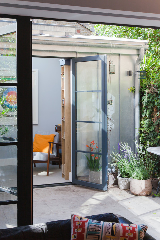 Ispirazione per un patio o portico minimal in cortile con un giardino in vaso e nessuna copertura