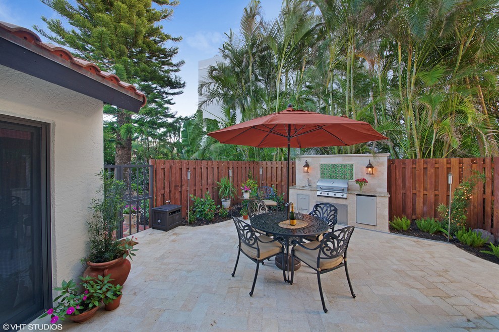 Mittelgroßer Maritimer Patio im Innenhof mit Outdoor-Küche, Natursteinplatten und Markisen in Miami