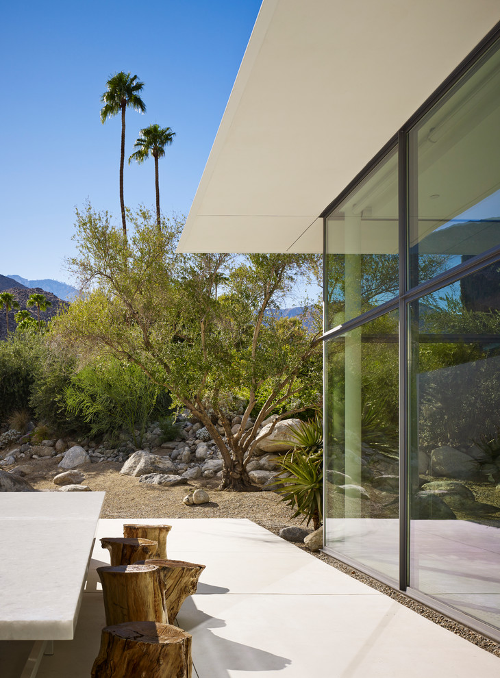 На фото: двор среднего размера на внутреннем дворе в современном стиле с покрытием из бетонных плит без защиты от солнца с