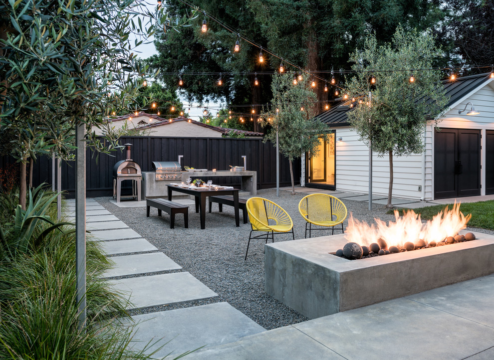 Cette photo montre une terrasse arrière tendance avec du gravier.