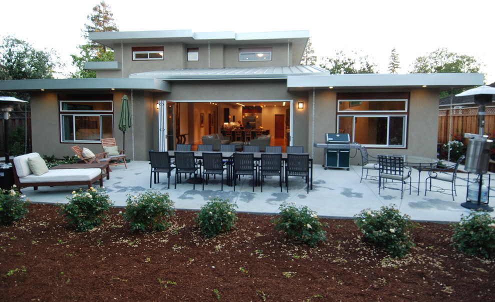 サンフランシスコにある広いコンテンポラリースタイルのおしゃれな裏庭のテラス (コンクリート板舗装	、日よけなし) の写真