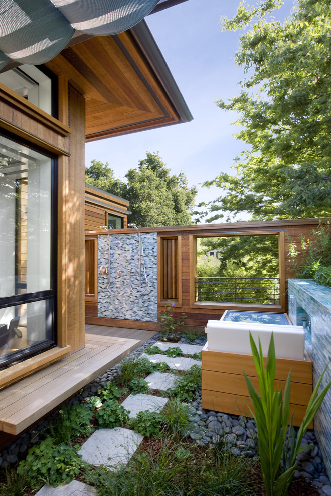На фото: двор в современном стиле с настилом и летним душем