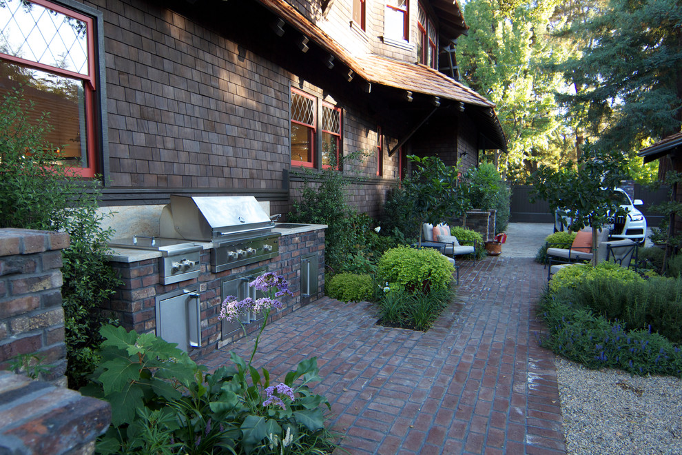 Immagine di un patio o portico american style davanti casa