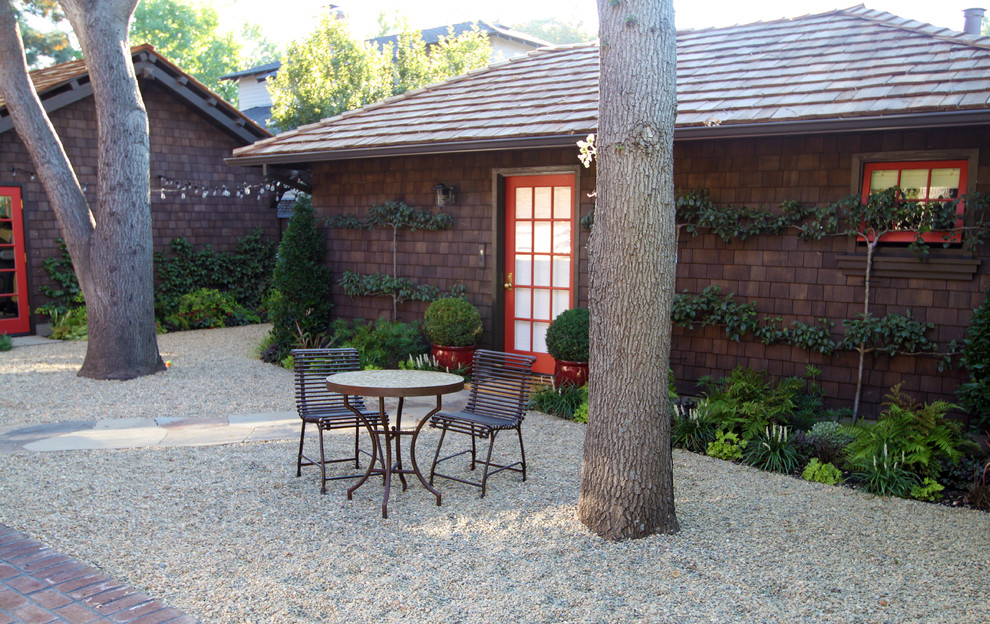 Foto di un patio o portico stile americano davanti casa