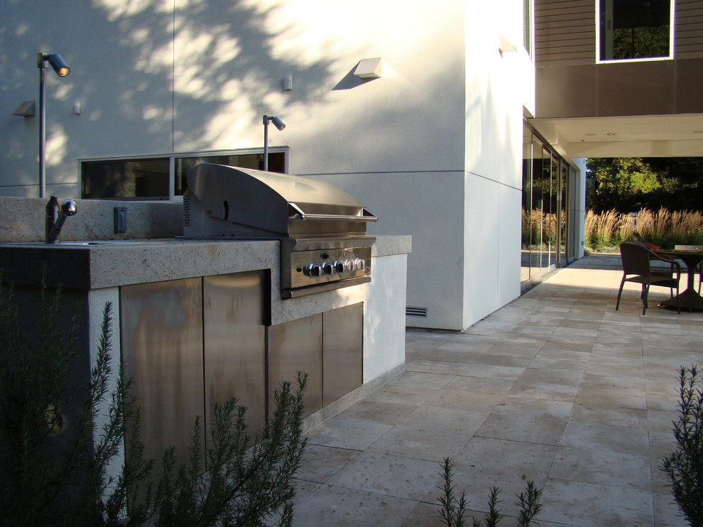 Идея дизайна: двор на заднем дворе в современном стиле с летней кухней и покрытием из каменной брусчатки