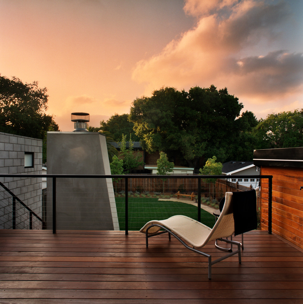 Cette image montre une terrasse arrière design avec un foyer extérieur.