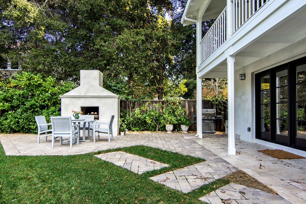 Пример оригинального дизайна: двор на заднем дворе в стиле неоклассика (современная классика) с зоной барбекю