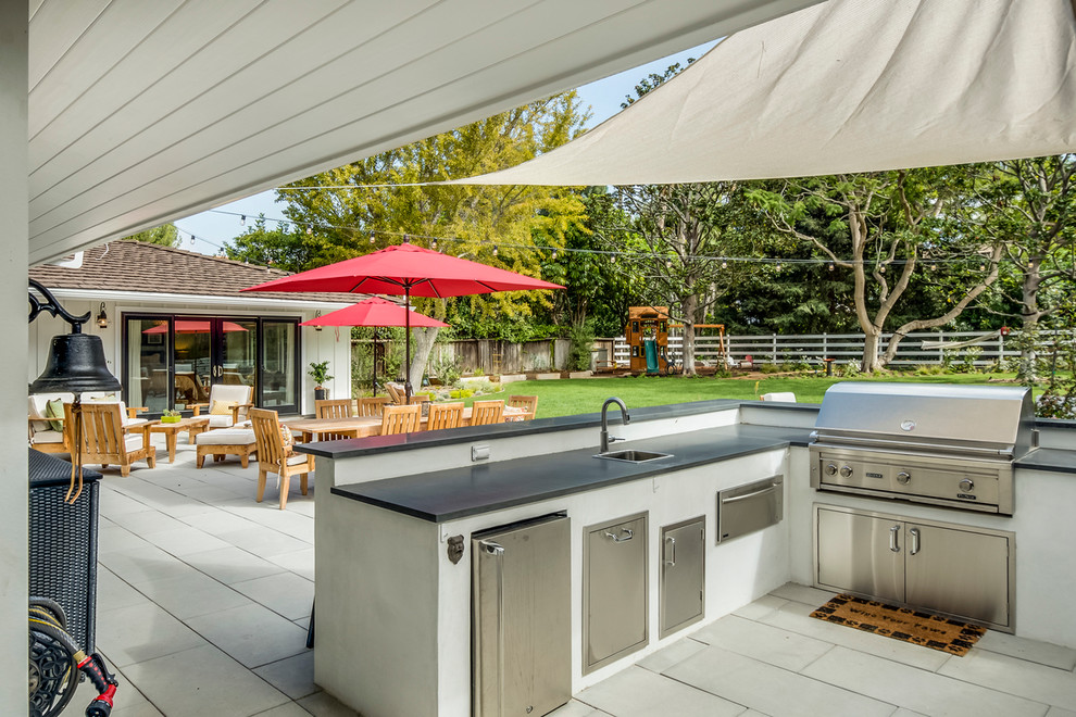 Mittelgroßer Klassischer Patio hinter dem Haus mit Outdoor-Küche und Betonboden in Los Angeles