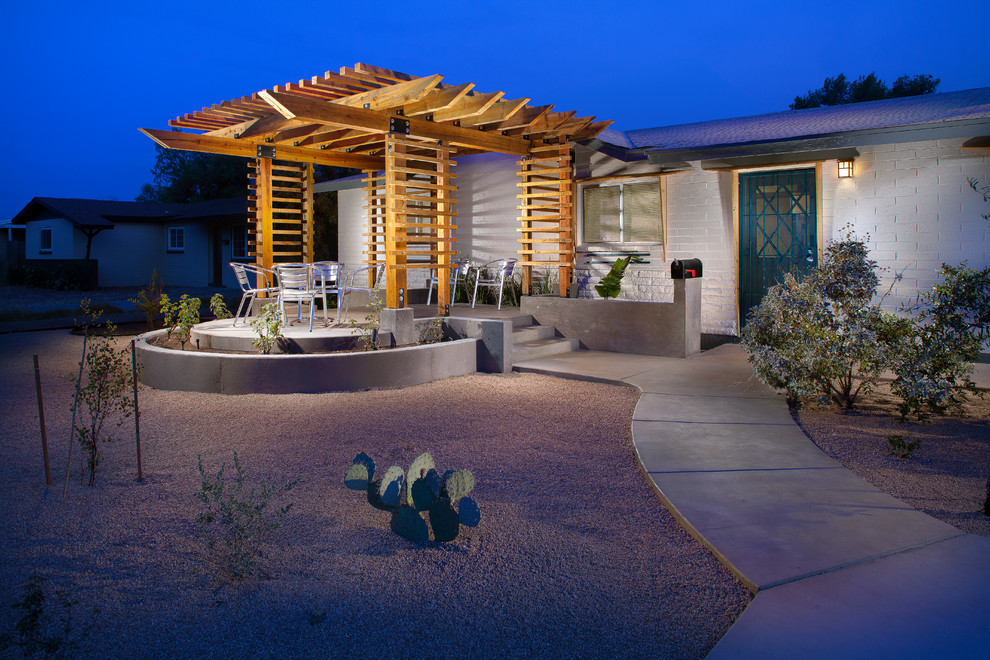 Inspiration for a modern patio remodel in Phoenix