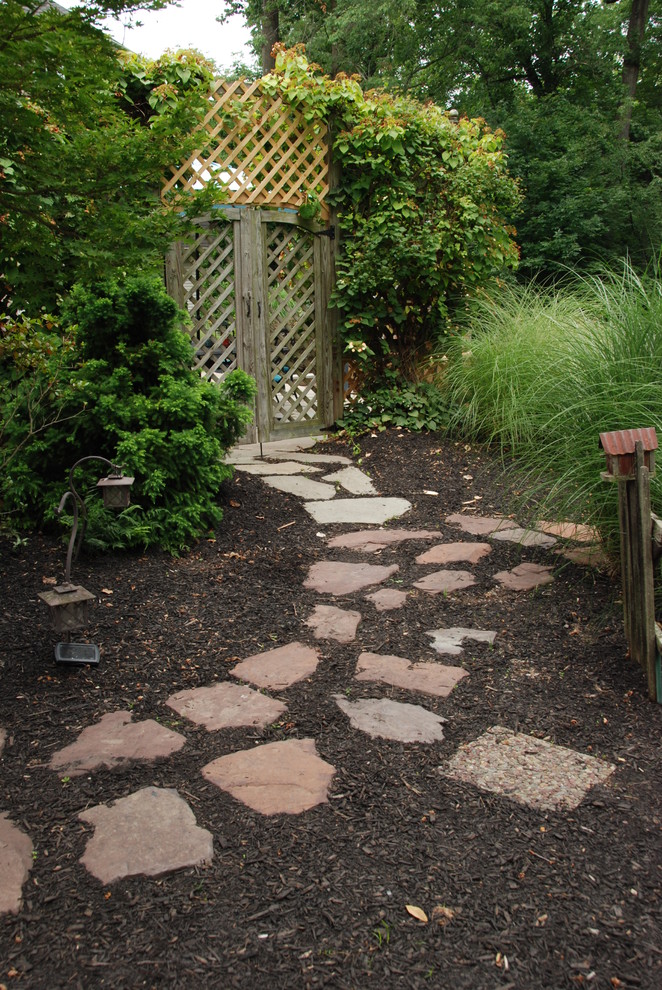 Пример оригинального дизайна: маленький участок и сад на боковом дворе в классическом стиле с покрытием из каменной брусчатки и уличным камином для на участке и в саду