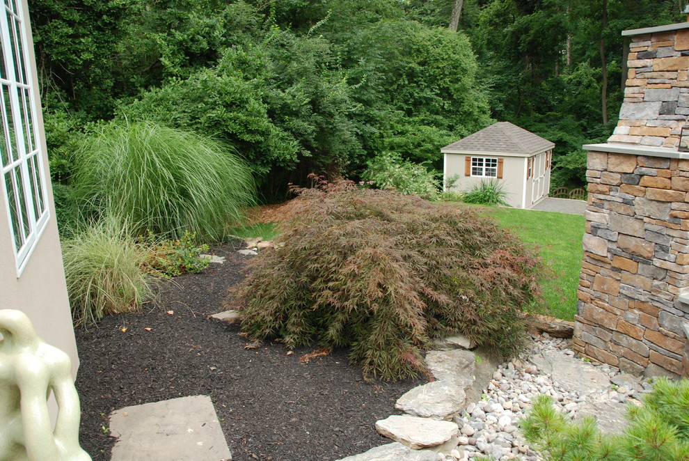 Kleiner Klassischer Gartenkamin hinter dem Haus mit Natursteinplatten in Philadelphia
