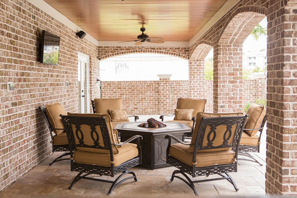На фото: двор среднего размера на заднем дворе в классическом стиле с покрытием из каменной брусчатки и навесом