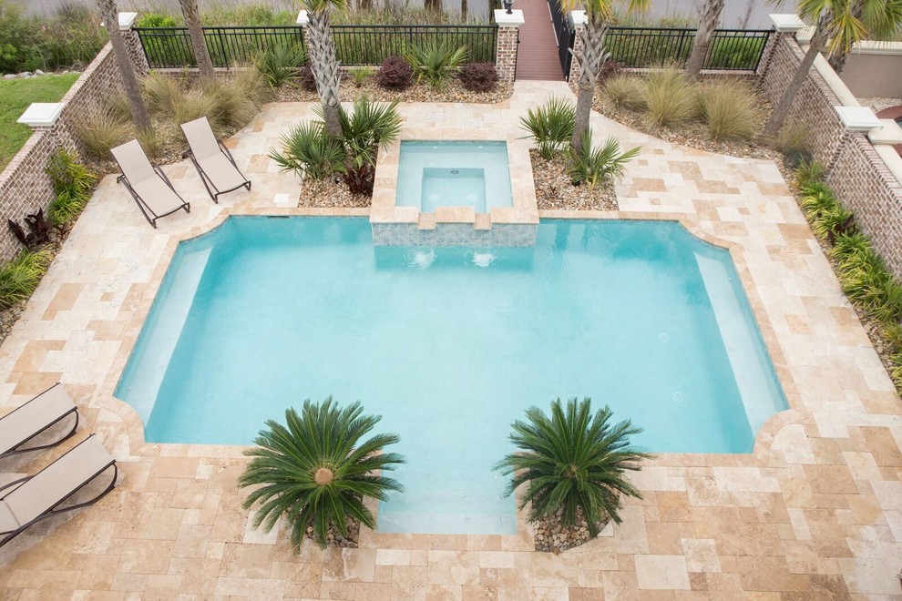 Mittelgroßer Klassischer Pool hinter dem Haus mit Natursteinplatten in Sonstige