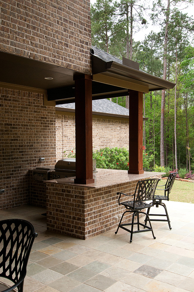 Geräumiger Klassischer Patio hinter dem Haus mit Outdoor-Küche, Betonplatten und Markisen in Houston