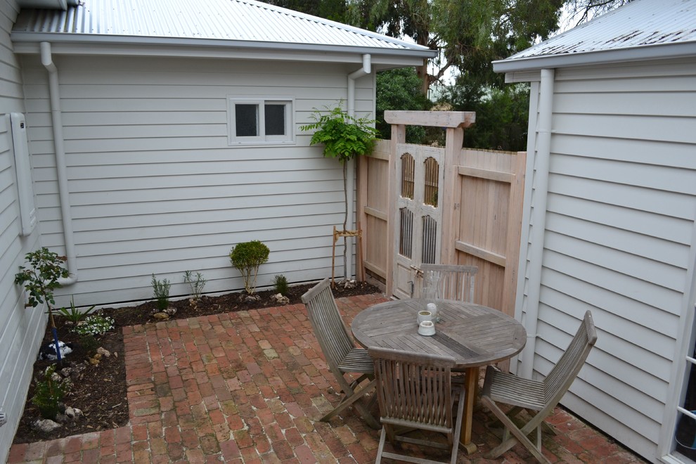This is an example of a small shabby-chic style courtyard patio in Geelong.