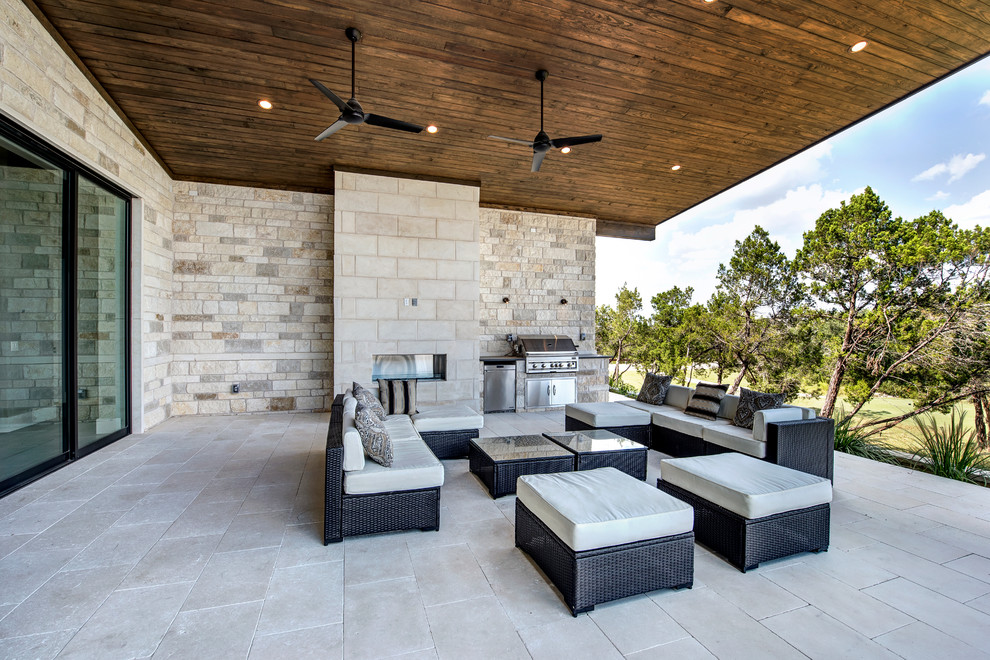 Пример оригинального дизайна: большой двор на заднем дворе в стиле модернизм с летней кухней, покрытием из каменной брусчатки и навесом