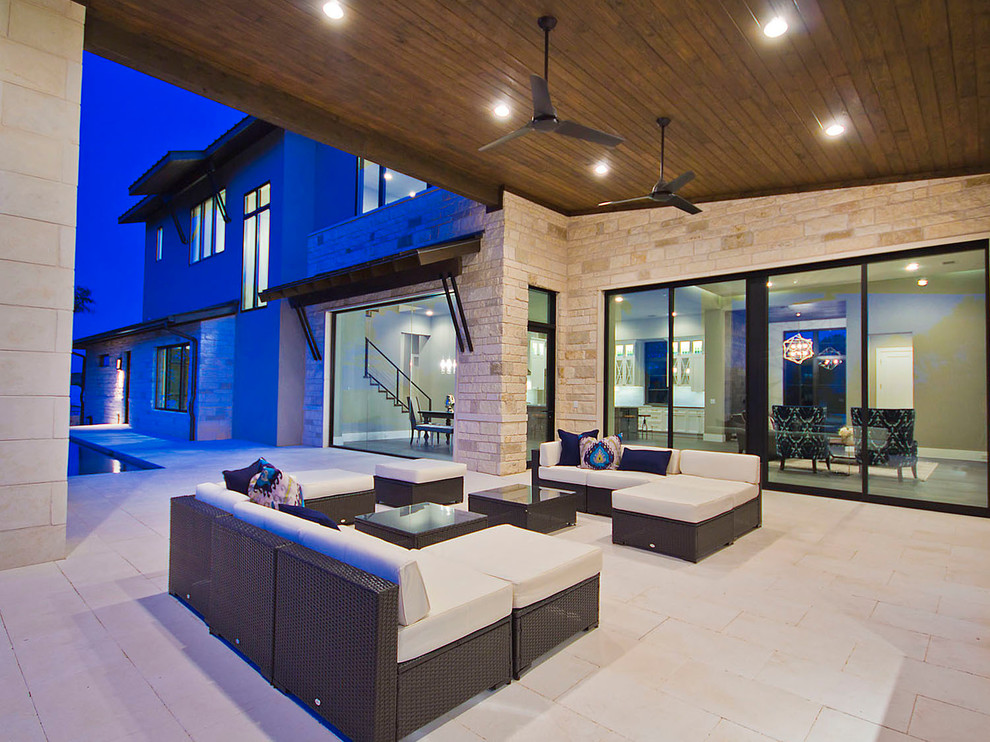 Стильный дизайн: большой двор на заднем дворе в стиле модернизм с местом для костра, покрытием из каменной брусчатки и навесом - последний тренд