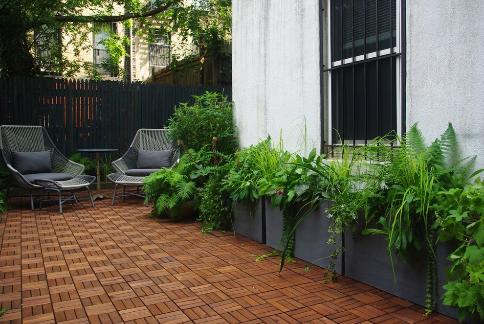 Свежая идея для дизайна: маленький двор на заднем дворе в современном стиле с настилом без защиты от солнца для на участке и в саду - отличное фото интерьера