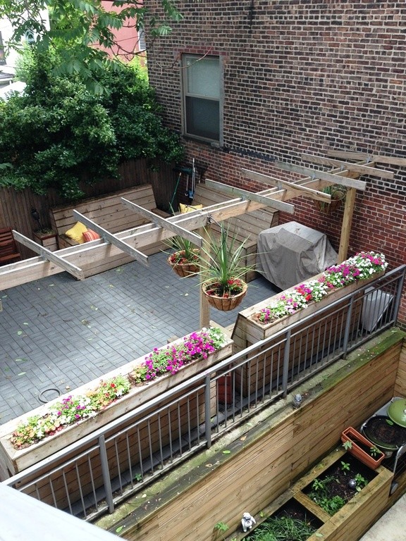 Свежая идея для дизайна: двор среднего размера на заднем дворе в стиле модернизм с растениями в контейнерах и мощением тротуарной плиткой - отличное фото интерьера