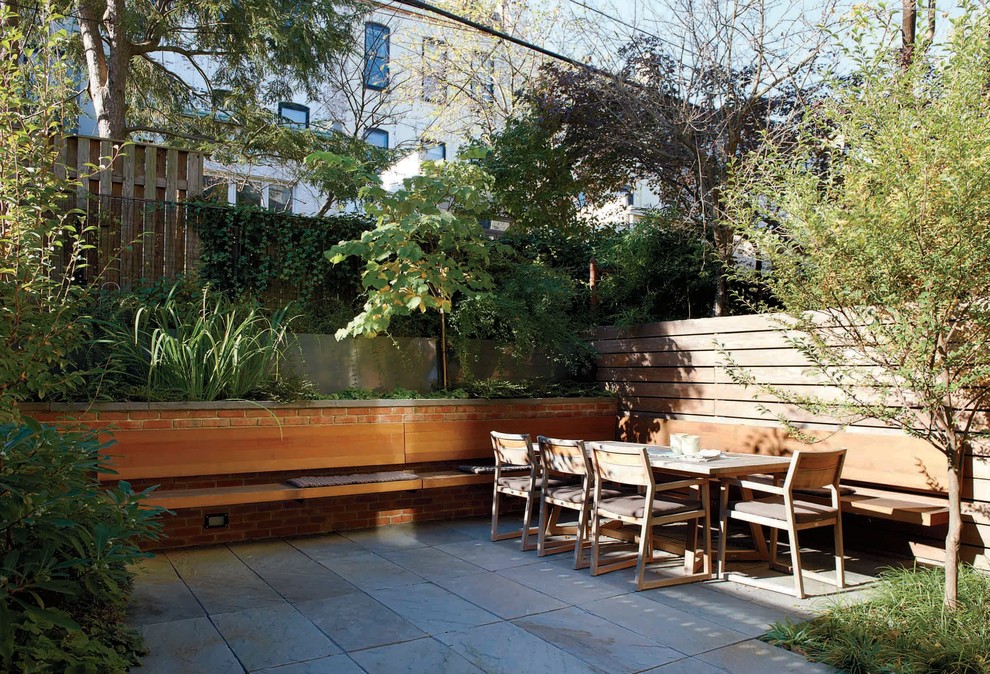 Modelo de patio contemporáneo sin cubierta con adoquines de piedra natural